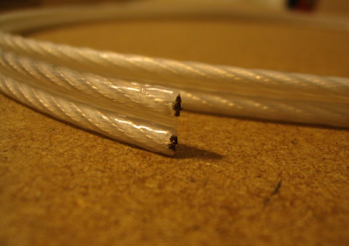 Sisinen johdotus: QED Silver Anniversary bi-wire, josta on tehty normi single-wire :)